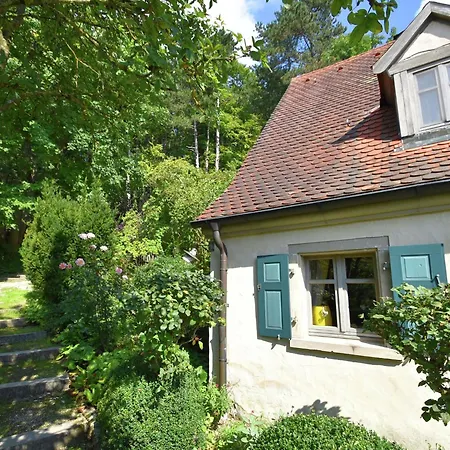 Semesterbostad Cosy With Gazebo Weißenburg in Bayern